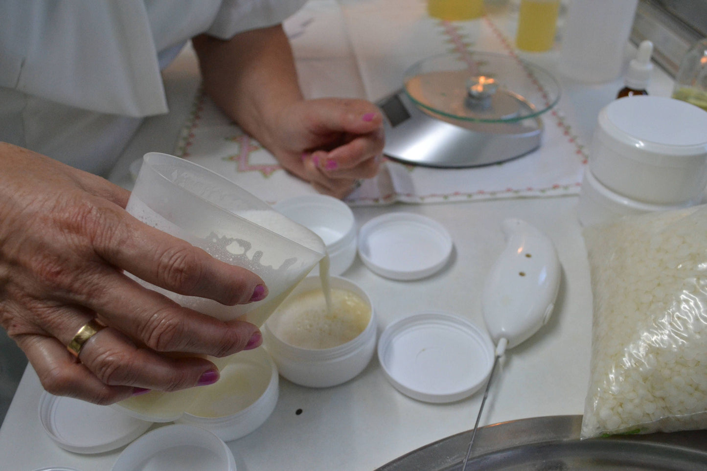 Crema de Manos Natural - crema natural, crema artesanal, muy hidratante y nutritiva, ideal para pieles dañadas y manos agrietadas..