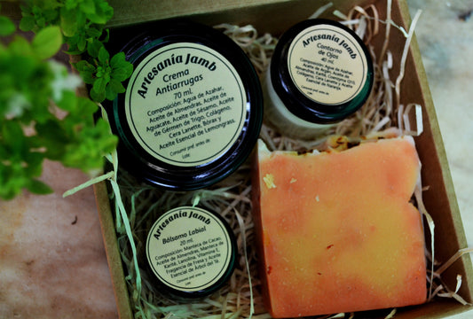 Geschenkbox mit Naturprodukten - Anti-Falten-Creme, Augenkontur, Lippenbalsam und Hagebuttenseife, Natur- und Biokosmetik.