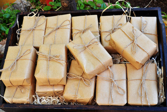 Lot of 25 natural soaps, Kraft paper wrapping + hemp rope and flowers - wedding detail, baptism or other special events.