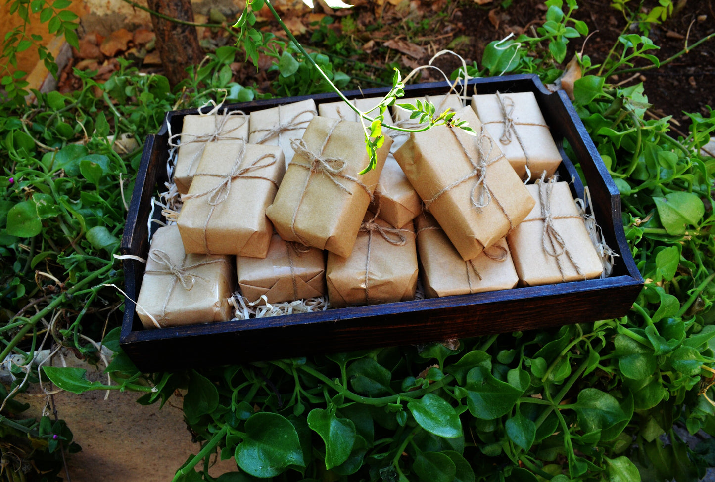 Lote 25 jabones naturales, envoltorio papel Kraft + cuerda de cáñamo y flores - detalle boda, bautizo u otros eventos especiales.